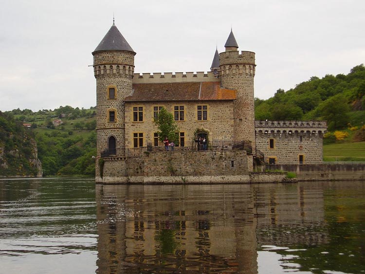 CHATEAU DE LA ROCHE , BATEAU ET PAPILLOTTE