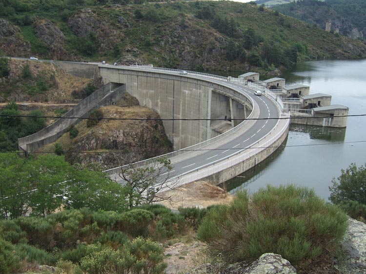 Au fil de l’eau sur le barrage de Grangent